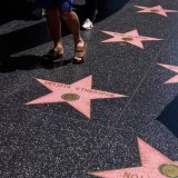 Trente-cinq stars auront prochainement droit à leur étoile incrustée dans le sol du Hollywood Boulevard de Los Angeles, dont Angélique Kidjo, qui y sera la première chanteuse africaine. (archives) KEYSTONE/EPA/ALLISON DINNER